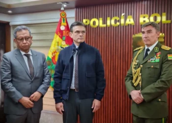 El presidente Rodrigo Paz, el ministro de Gobierno y el comandante general de la Policía Boliviana. Foto: Policía Boliviana