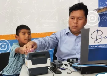 Un menor realiza el registro para su cédula de identidad. (Foto: Segip)