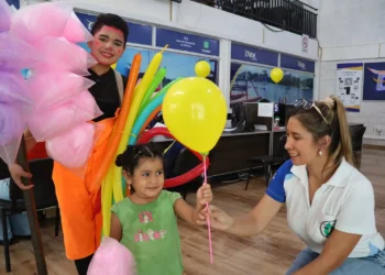 Una niña recibe un globo de una funcionaria de Ende. (Foto: Ende)