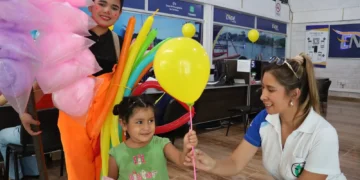 Una niña recibe un globo de una funcionaria de Ende. (Foto: Ende)