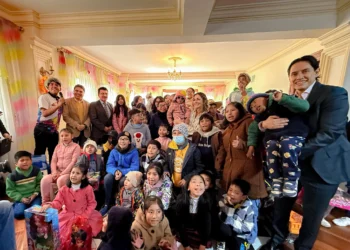 Niñas y niños junto a la primera dama, María Elena Urquidi. (Foto: Ende)