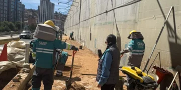 Obreros de la Alcaldía de La Paz realizan los últimos trabajos en la avenida Costanera. FOTO: GAMLP