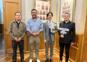 Conjcejales de La Paz y representantes de la Embajada de Corea. FOTO: RRSS