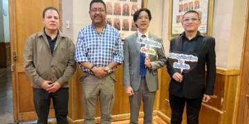 Conjcejales de La Paz y representantes de la Embajada de Corea. FOTO: RRSS