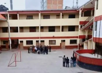 La Policía investiga el ataque de un alumno a su profesor en el colegio Saracho de Oruro. FOTO: RRSS