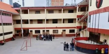 La Policía investiga el ataque de un alumno a su profesor en el colegio Saracho de Oruro. FOTO: RRSS