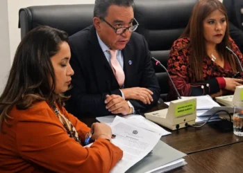El ministro de Defensa, Marcelo Salinas, brindó un informe sobre la atención a víctimas del accidente aéreo en El Alto. FOTO: Ministerio de Defensa