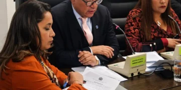 El ministro de Defensa, Marcelo Salinas, brindó un informe sobre la atención a víctimas del accidente aéreo en El Alto. FOTO: Ministerio de Defensa