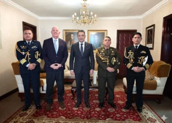 El ministro de Defensa con embajadores de Perú e India. Foto: ABI