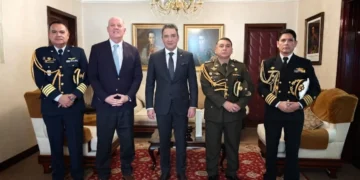 El ministro de Defensa con embajadores de Perú e India. Foto: ABI