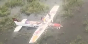 Una avioneta realizó un aterrizaje de emergencia en la ruta Trinidad - Santa Ana. FOTO: RRSS