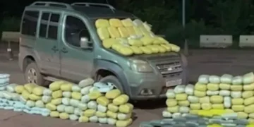 El vehículo y la carga de droga incautada/PRF
