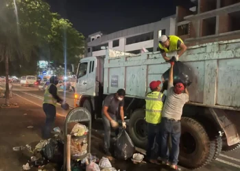 Personal de la alcaldía trabaja en el recojo de basura/RRSS
