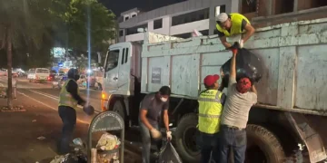 Personal de la alcaldía trabaja en el recojo de basura/RRSS