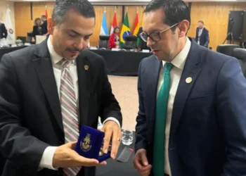 El fiscal departamental de Chuquisaca, Álvaro Morales y uno de los organizados del evento. (Foto: Fiscalía)