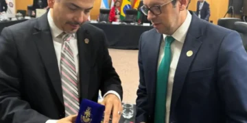 El fiscal departamental de Chuquisaca, Álvaro Morales y uno de los organizados del evento. (Foto: Fiscalía)
