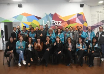 A poco de concluir su gestión el alcalde de La Paz, Iván Arias, se tomó una foto junto a su equipo de trabajo. FOTO: GAMLP