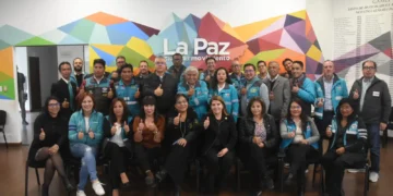 A poco de concluir su gestión el alcalde de La Paz, Iván Arias, se tomó una foto junto a su equipo de trabajo. FOTO: GAMLP