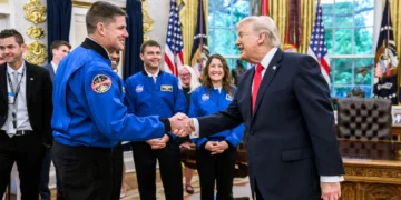 Trump con los astronautas en el Salon Oval/Casa Blanca