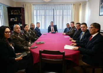 El ministro de Defensa, Marcelo Salinas, en reunión con el Comando Sur. Foto: Min. de Defensa