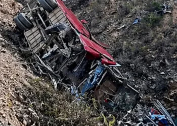 El bus de la empresa Narvez quedó al fondo del barranco/RRSS