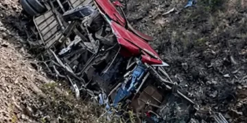 El bus de la empresa Narvez quedó al fondo del barranco/RRSS
