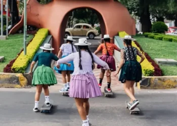 Las Cholitas Skaters-Captura de video / NOWNESS