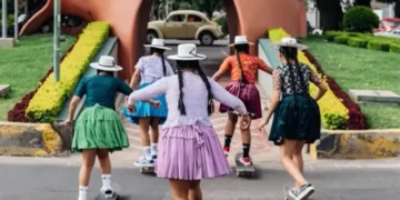 Las Cholitas Skaters-Captura de video / NOWNESS