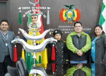 El Fiscal General entregó un estandarte a un colegio en Sucre/Fisc, General