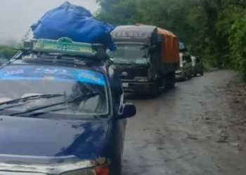 Varios vehículos quedaron varados en el sector San Bartolo tras la caída de una mazamorra. FOTO: RRSS