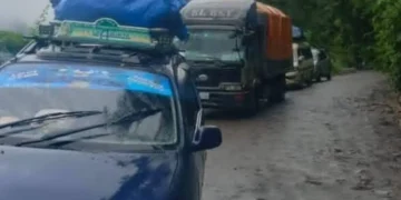 Varios vehículos quedaron varados en el sector San Bartolo tras la caída de una mazamorra. FOTO: RRSS