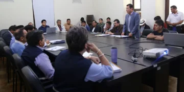 Equipos de la comisión de transición de la Gobernación de Cochabamba. FOTO: GADC