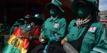 Trabakadores de La Paz Limpia bloquearon el centro de La Paz. FOTO: APG