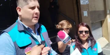 Franco Soliz, director del SETRAM y la directora de Asuntos Jurídicos, Amparo Morales, son entrevistados por la prensa. (Foto: AMUN)