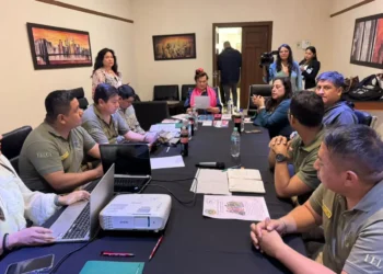 Representantes de la Fundación Voces Libres y la FELCV en la firma del convenio. FOTO: Voces Libres