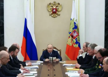 El mandatario ruso en un reunión con sus colaboradores/AFP