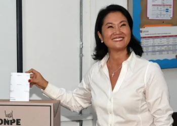 La candidata derechista Keiko Fujimori lidera los sondeos a boca de urna. (Foto: AFP)