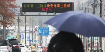Un cartel electrónico "Alerta sobre réplicas en Hokkaido y la costa de Sanriku"/AFP