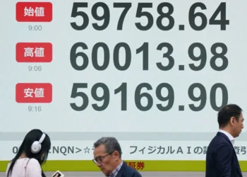 Un panel electrónico de cotizaciones muestra el precio de apertura de la Bolsa de Tokio/AFP
