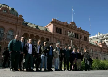 Los periodistas acreditados fuera de la Casa Rosada/AFP