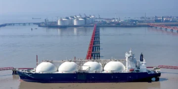 Un buque descarga gas natural licuado/AFP