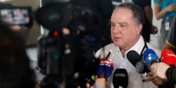 El doctor Roberto Kalil habla después de un procedimiento médico al presidente brasileño/AFP