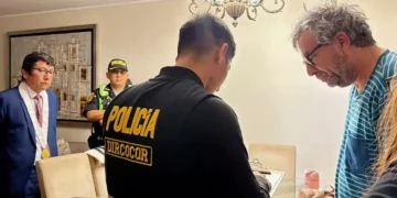 Agentes de policía junto al exdirector de la ONPE, Piero Corvetto/AFP