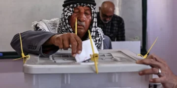 Un palestino emite su voto en un colegio electoral /AFP