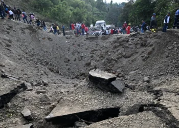 La explosión dejó un cráter en la carretera/AFP