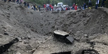 La explosión dejó un cráter en la carretera/AFP