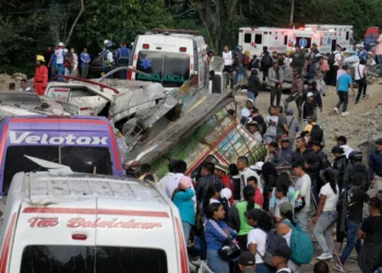 Varias personas permanecen en el lugar de la explosión. (Foto: AFP)