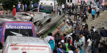 Varias personas permanecen en el lugar de la explosión. (Foto: AFP)