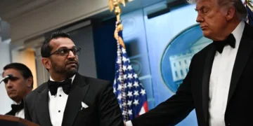 Donald Trump escucha al director del FBI/AFP
