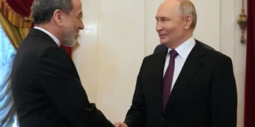 El presidente ruso Vladimir Putin estrecha la mano del ministro de Asuntos Exteriores iraní Abbas Araghchi /AFP